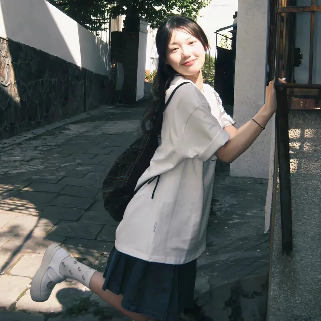 年轻女子海报